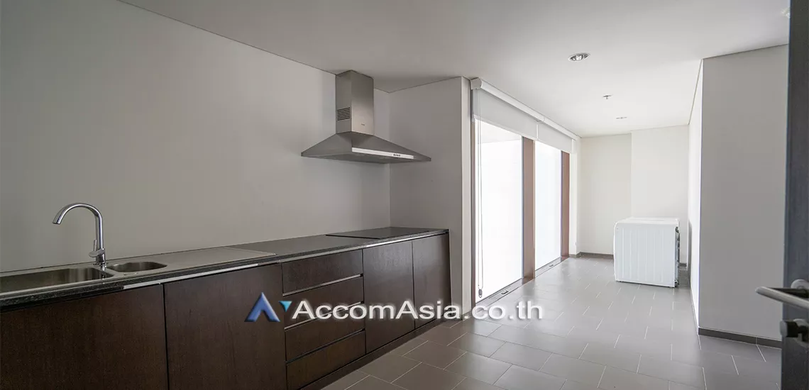  2 Bedrooms  Condominium For Rent in Ploenchit, Bangkok  near BTS Ratchadamri (AA30965)