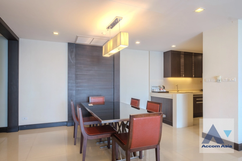  3 Bedrooms  Apartment For Rent in Sukhumvit, Bangkok  near BTS Ekkamai (AA30970)