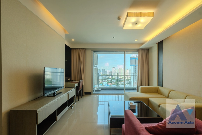  3 Bedrooms  Apartment For Rent in Sukhumvit, Bangkok  near BTS Ekkamai (AA30970)