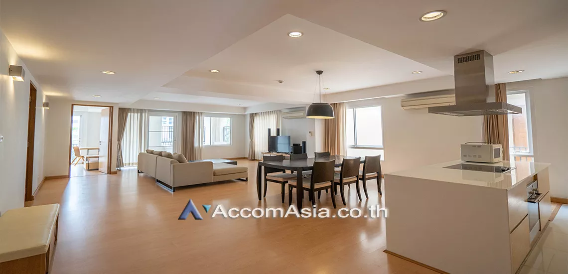  3 Bedrooms  Apartment For Rent in Sukhumvit, Bangkok  near BTS Phrom Phong (AA31045)