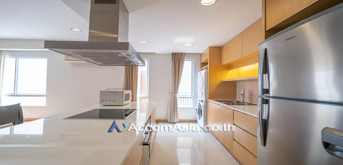  3 Bedrooms  Apartment For Rent in Sukhumvit, Bangkok  near BTS Phrom Phong (AA31045)