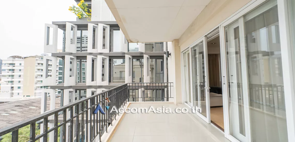  3 Bedrooms  Apartment For Rent in Sukhumvit, Bangkok  near BTS Phrom Phong (AA31045)