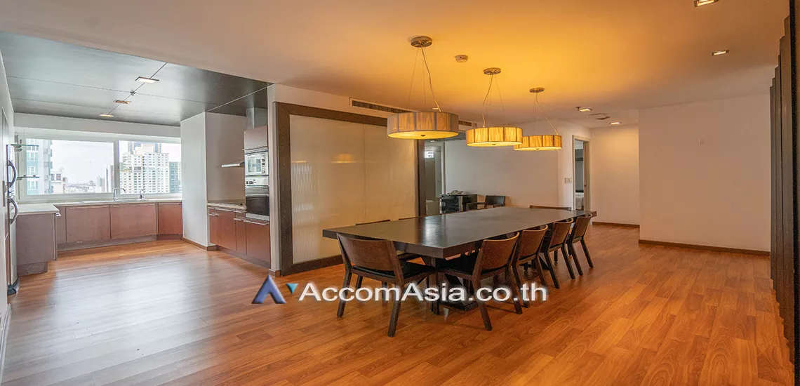  3 Bedrooms  Apartment For Rent in Sukhumvit, Bangkok  near BTS Thong Lo (AA31090)