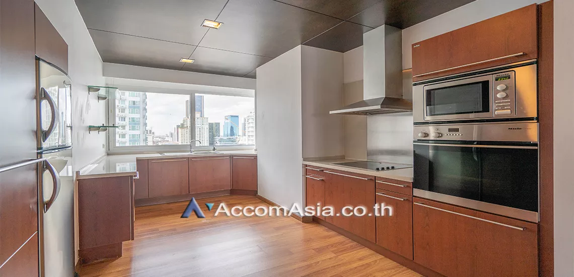  3 Bedrooms  Apartment For Rent in Sukhumvit, Bangkok  near BTS Thong Lo (AA31090)