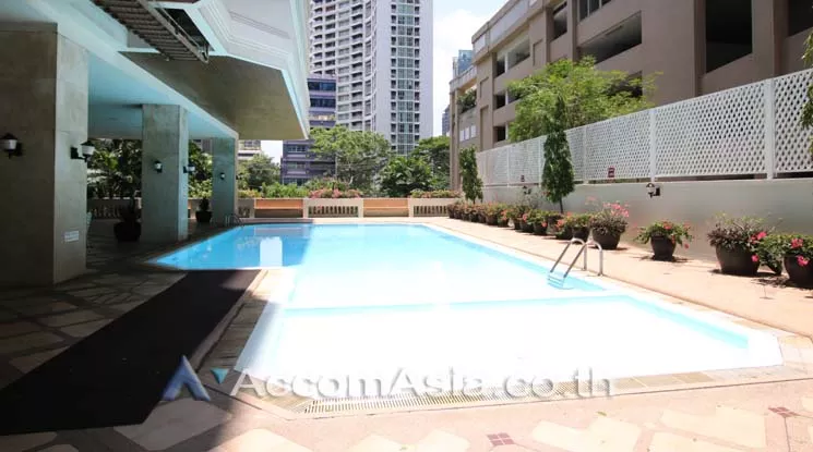 Pet friendly |  3 Bedrooms  Apartment For Rent in Ploenchit, Bangkok  near BTS Ratchadamri (AA31111)