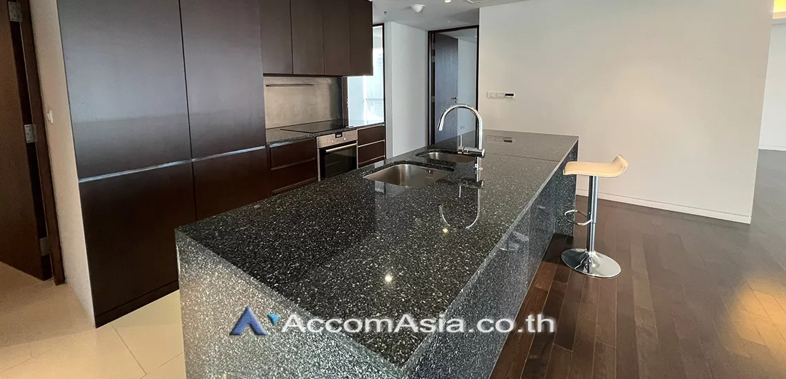  2 Bedrooms  Condominium For Rent in Ploenchit, Bangkok  near BTS Ratchadamri (AA31113)