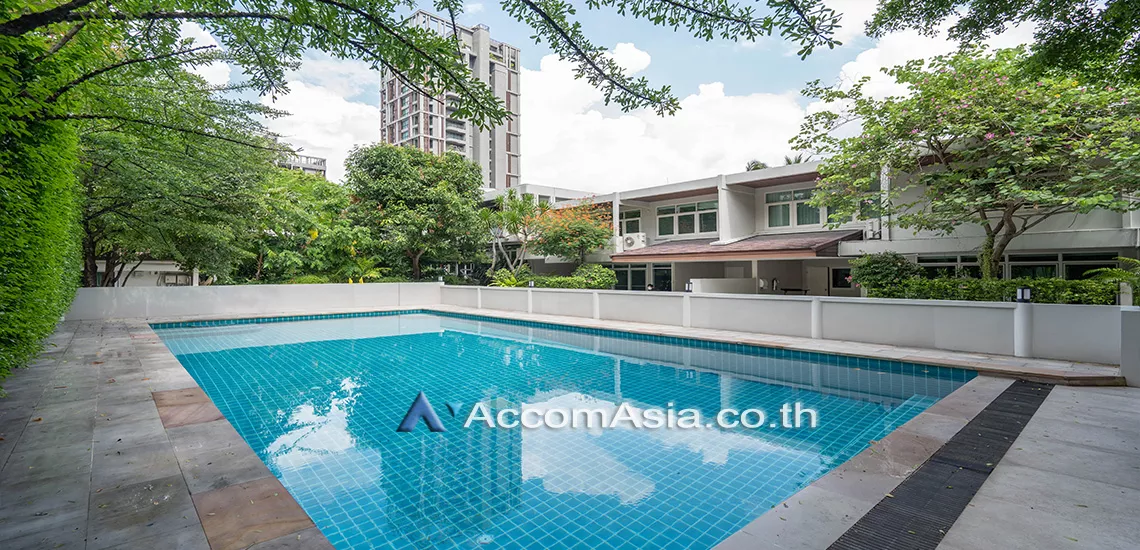  3 Bedrooms  House For Rent in Sukhumvit, Bangkok  near BTS Ekkamai (AA31173)