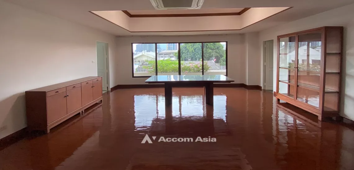  3 Bedrooms  Apartment For Rent in Sukhumvit, Bangkok  near BTS Ekkamai (AA31187)