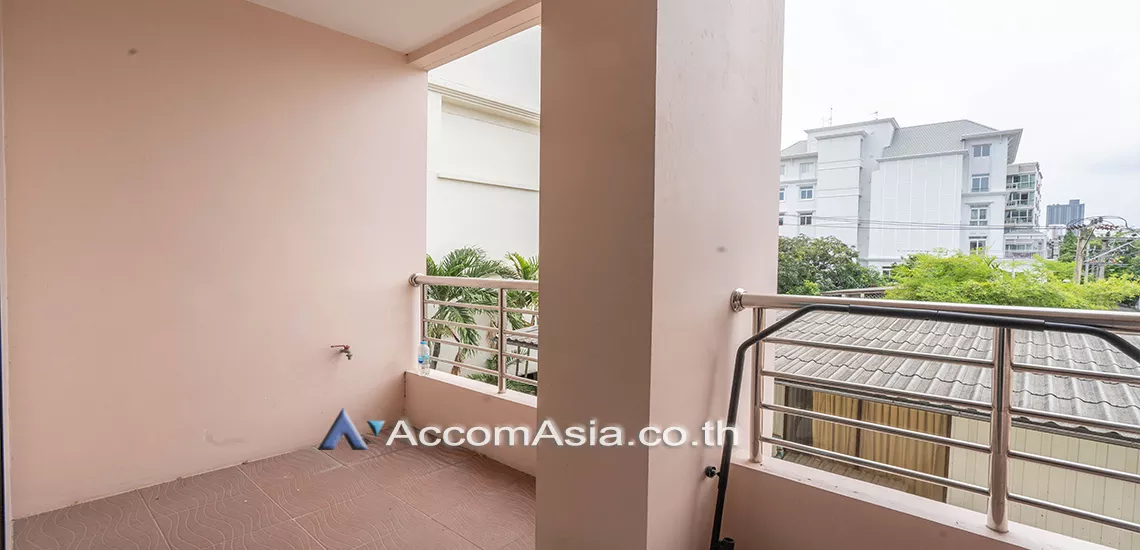  3 Bedrooms  Apartment For Rent in Sukhumvit, Bangkok  near BTS Thong Lo (AA31335)