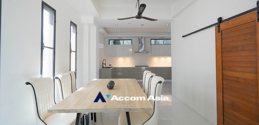 Home Office, Big Balcony |  3 Bedrooms  Townhouse For Rent & Sale in Sukhumvit, Bangkok  near BTS Asok - MRT Sukhumvit (AA31361)