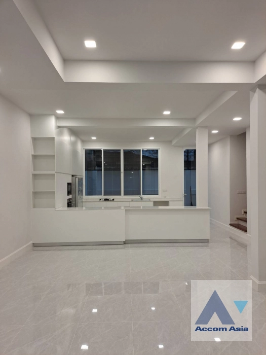 Pet friendly |  4 Bedrooms  Townhouse For Rent in Sukhumvit, Bangkok  near BTS Thong Lo (AA31712)