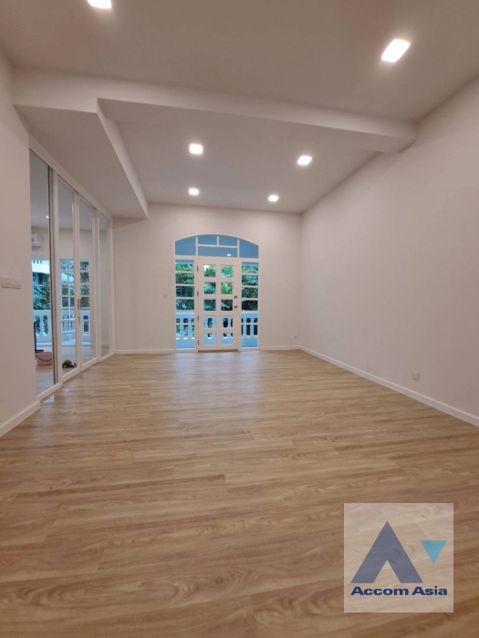 Pet friendly |  4 Bedrooms  Townhouse For Rent in Sukhumvit, Bangkok  near BTS Thong Lo (AA31712)