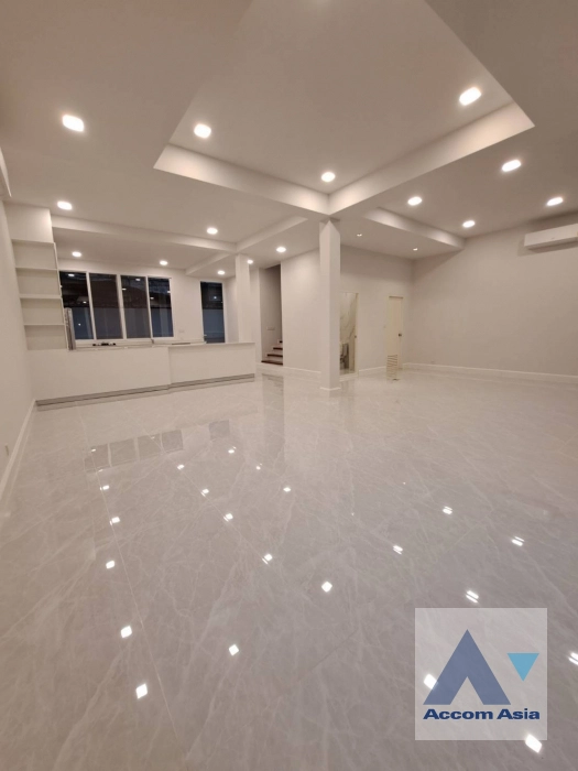 Pet friendly |  4 Bedrooms  Townhouse For Rent in Sukhumvit, Bangkok  near BTS Thong Lo (AA31712)