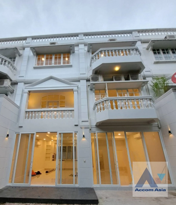 Pet friendly |  4 Bedrooms  Townhouse For Rent in Sukhumvit, Bangkok  near BTS Thong Lo (AA31712)