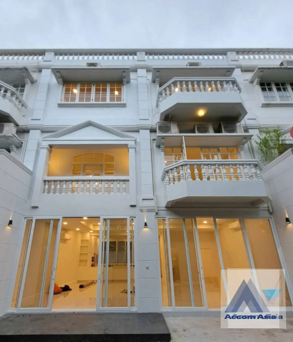 Pet friendly |  4 Bedrooms  Townhouse For Rent in Sukhumvit, Bangkok  near BTS Thong Lo (AA31712)