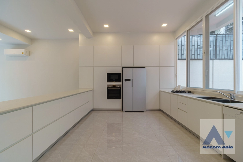 Pet friendly |  4 Bedrooms  Townhouse For Rent in Sukhumvit, Bangkok  near BTS Thong Lo (AA31712)