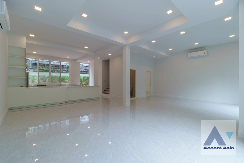 Pet friendly |  4 Bedrooms  Townhouse For Rent in Sukhumvit, Bangkok  near BTS Thong Lo (AA31712)