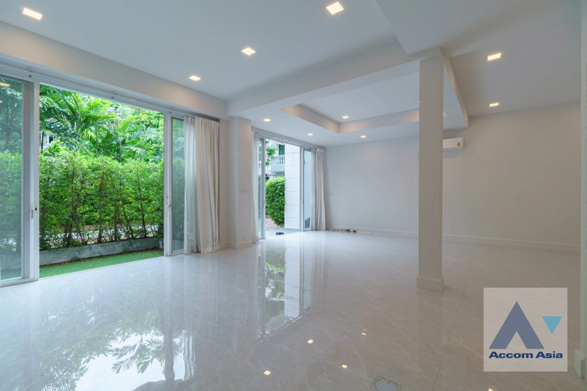 Pet friendly |  4 Bedrooms  Townhouse For Rent in Sukhumvit, Bangkok  near BTS Thong Lo (AA31712)