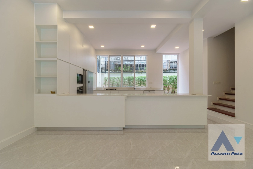 7  4 br Townhouse For Rent in Sukhumvit ,Bangkok BTS Thong Lo at House in garden compound with pool AA31712