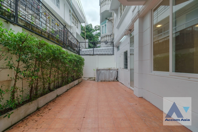 11  4 br Townhouse For Rent in Sukhumvit ,Bangkok BTS Thong Lo at House in garden compound with pool AA31712