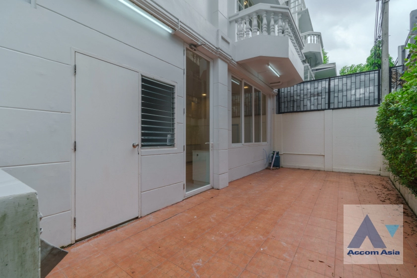 12  4 br Townhouse For Rent in Sukhumvit ,Bangkok BTS Thong Lo at House in garden compound with pool AA31712