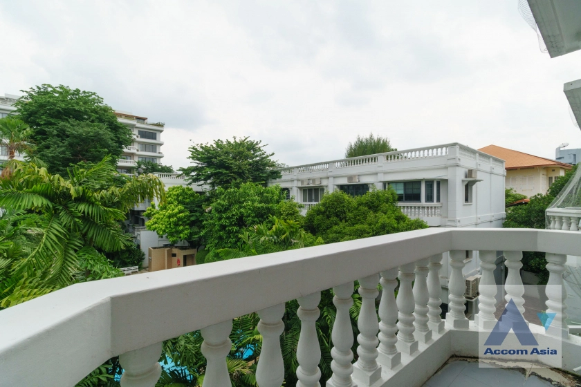 33  4 br Townhouse For Rent in Sukhumvit ,Bangkok BTS Thong Lo at House in garden compound with pool AA31712