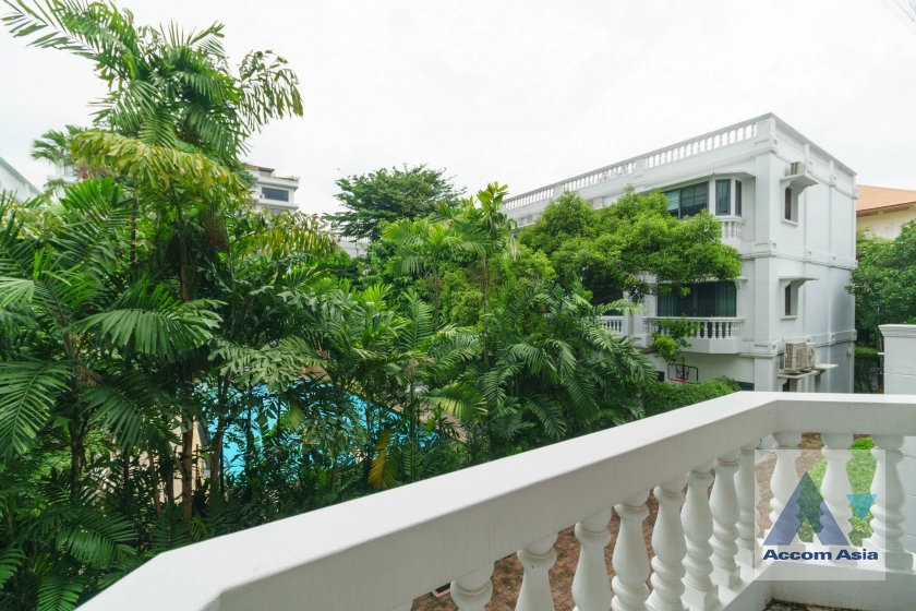 16  4 br Townhouse For Rent in Sukhumvit ,Bangkok BTS Thong Lo at House in garden compound with pool AA31712