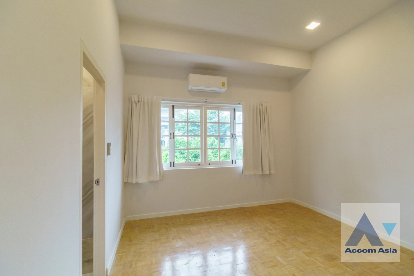 37  4 br Townhouse For Rent in Sukhumvit ,Bangkok BTS Thong Lo at House in garden compound with pool AA31712