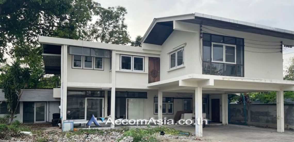  3 Bedrooms  House For Rent in Pattanakarn, Bangkok  near ARL Hua Mak (AA31726)