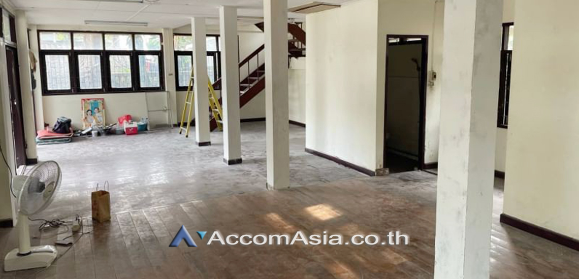  3 Bedrooms  House For Rent in Pattanakarn, Bangkok  near ARL Hua Mak (AA31726)