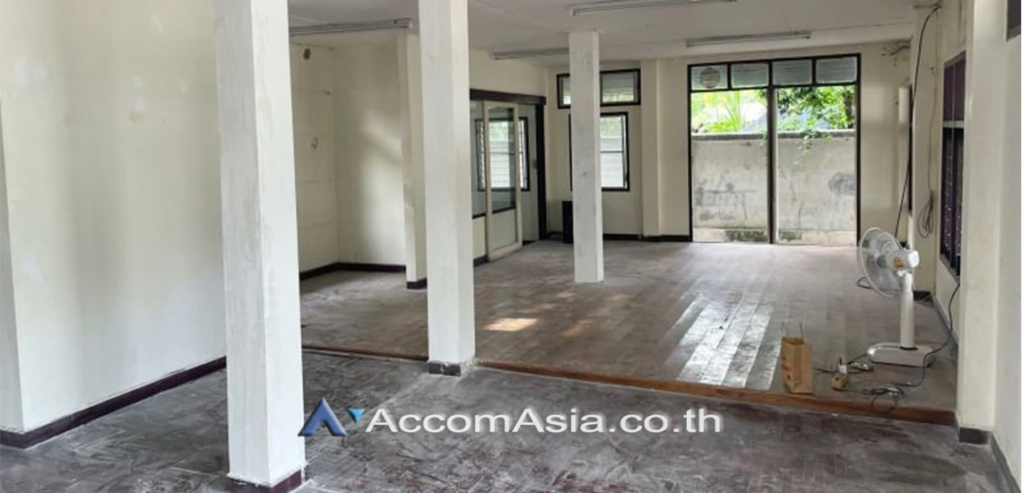  3 Bedrooms  House For Rent in Pattanakarn, Bangkok  near ARL Hua Mak (AA31726)