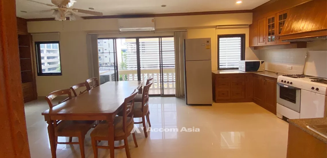  3 Bedrooms  Apartment For Rent in Sukhumvit, Bangkok  near BTS Phrom Phong (AA31997)