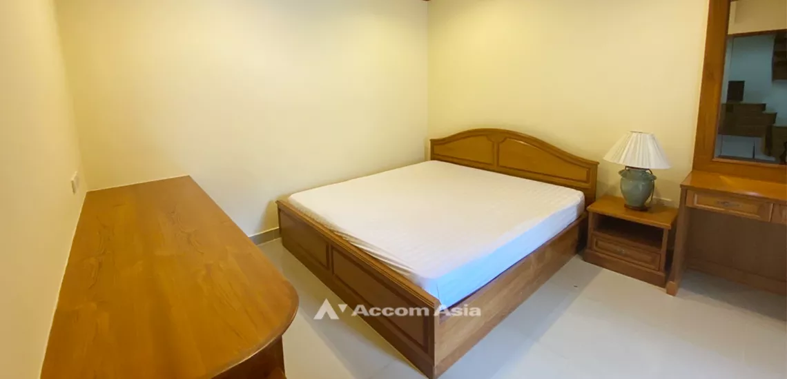  3 Bedrooms  Apartment For Rent in Sukhumvit, Bangkok  near BTS Phrom Phong (AA31998)