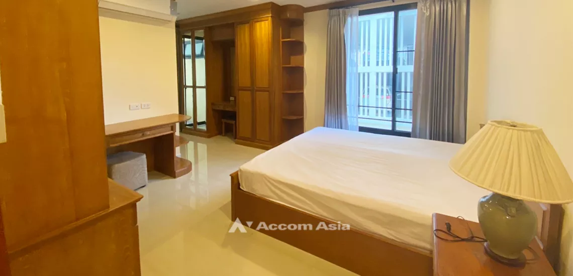  3 Bedrooms  Apartment For Rent in Sukhumvit, Bangkok  near BTS Phrom Phong (AA31998)