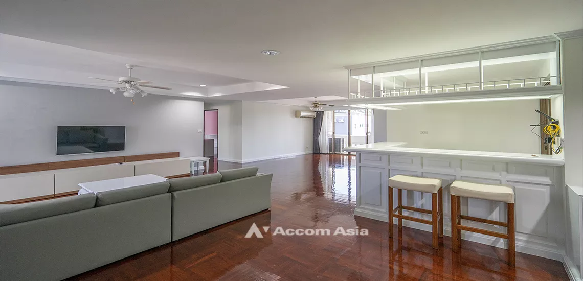  3 Bedrooms  Apartment For Rent in Sukhumvit, Bangkok  near BTS Thong Lo (AA32059)