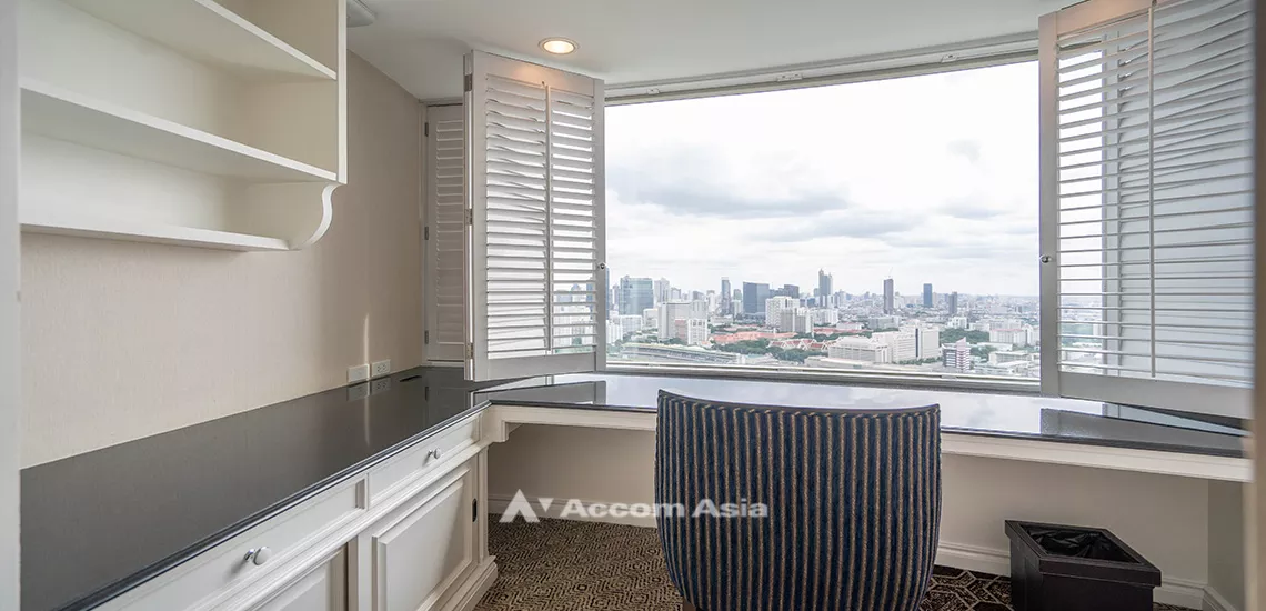  1 Bedroom  Apartment For Rent in Ploenchit, Bangkok  near BTS Ratchadamri (AA32158)