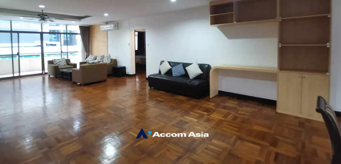 Pet friendly |  3 Bedrooms  Apartment For Rent in Sukhumvit, Bangkok  near BTS Nana (AA32164)