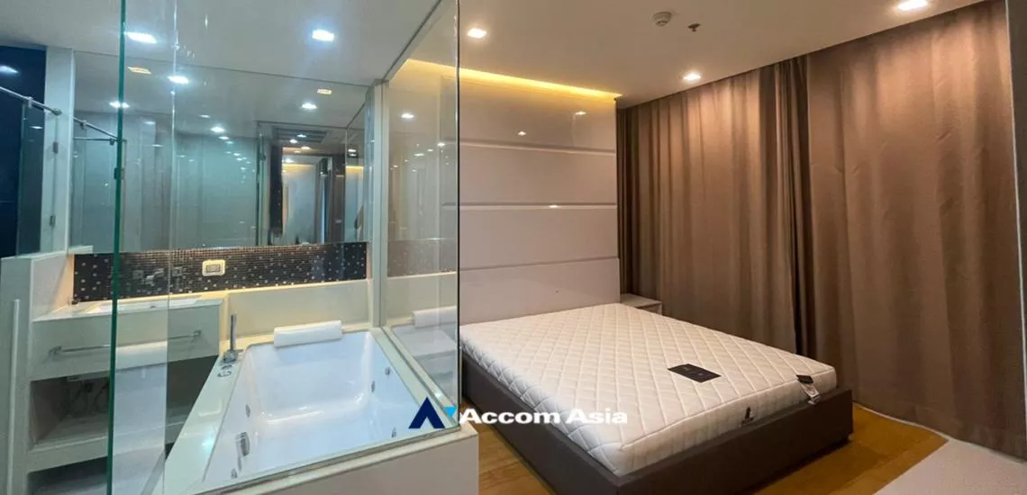  2 Bedrooms  Condominium For Rent in Silom, Bangkok  near BTS Chong Nonsi (AA32205)