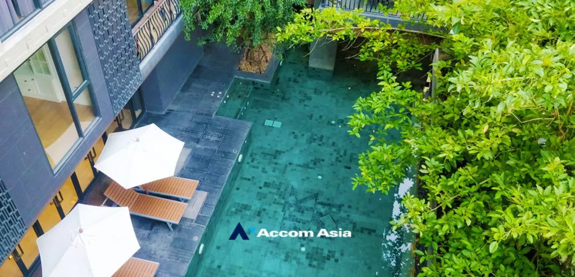  2 Bedrooms  Condominium For Rent in Ploenchit, Bangkok  near BTS Chitlom (AA32262)