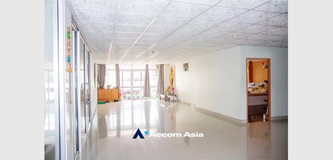  4 Bedrooms  Condominium For Sale in Sukhumvit, Bangkok  near BTS Thong Lo (AA32356)