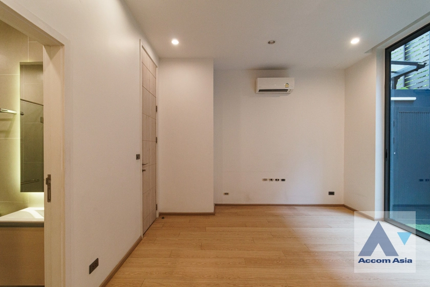 5  4 br Townhouse For Sale in Sukhumvit ,Bangkok BTS Bang Chak at Luxury Style in Prime Location AA32361