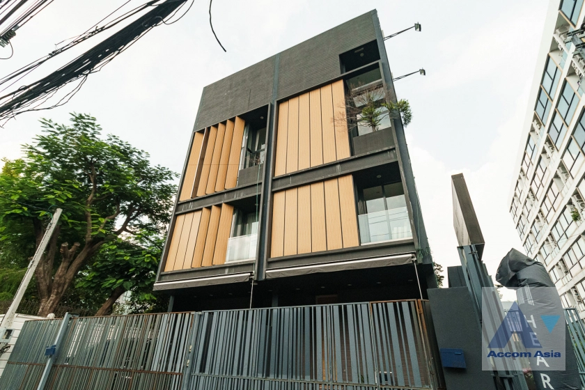 Pet friendly | Luxury Style in Prime Location Townhouse  4 Bedroom for Sale BTS Bang Chak in Sukhumvit Bangkok