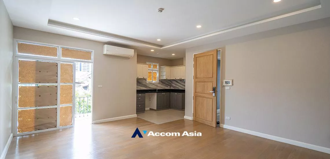  2 Bedrooms  Condominium For Sale in Sukhumvit, Bangkok  near BTS Thong Lo (AA32380)