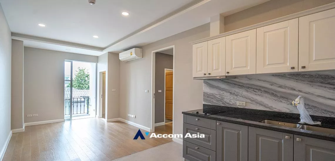  1 Bedroom  Condominium For Sale in Sukhumvit, Bangkok  near BTS Thong Lo (AA32381)