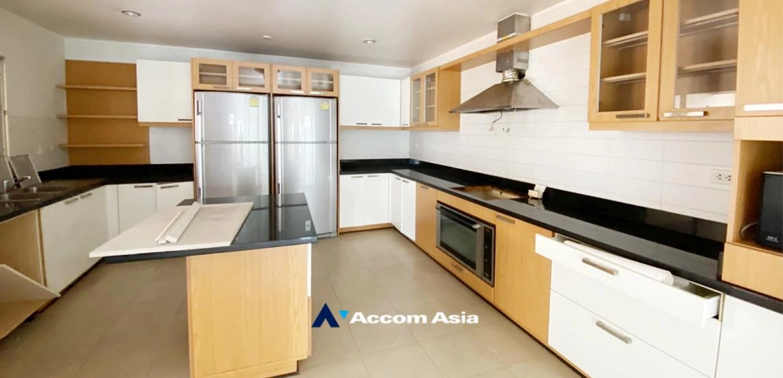  3 Bedrooms  Apartment For Rent in Sukhumvit, Bangkok  near BTS Phrom Phong (AA32385)