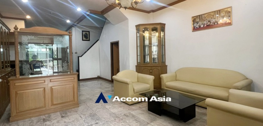 Home Office |  4 Bedrooms  Townhouse For Rent in Sukhumvit, Bangkok  near BTS Phra khanong (AA32424)