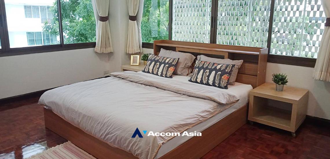  3 Bedrooms  Apartment For Rent in Sukhumvit, Bangkok  near MRT Phetchaburi (AA32449)