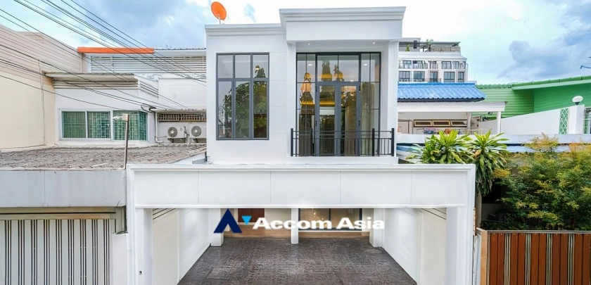  3 Bedrooms  Townhouse For Sale in Sukhumvit, Bangkok  near BTS Ekkamai (AA32463)