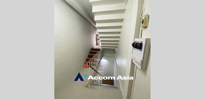  3 Bedrooms  Townhouse For Rent & Sale in Sathorn, Bangkok  near BTS Saphan Taksin (AA32544)