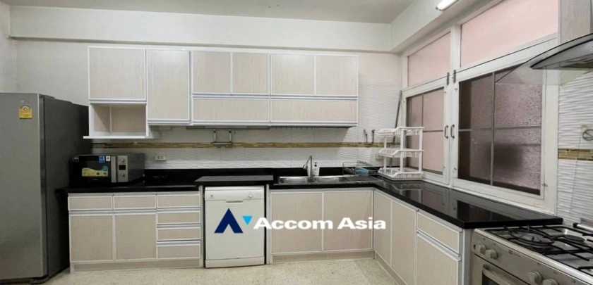 Pet friendly |  3 Bedrooms  Apartment For Rent in Sukhumvit, Bangkok  near BTS Asok - MRT Sukhumvit (AA32596)